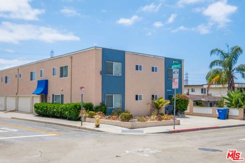 Photo of 2622 Vanderbilt Lane #i, Redondo Beach, CA 90278 (MLS # 26990215)