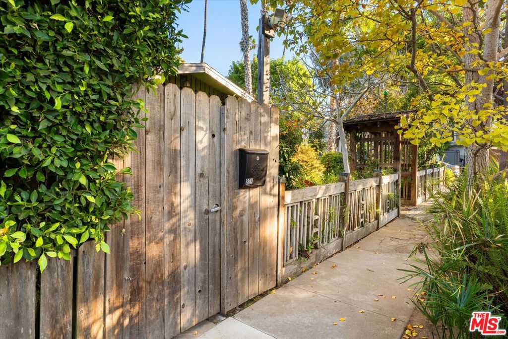 808 Venezia Avenue