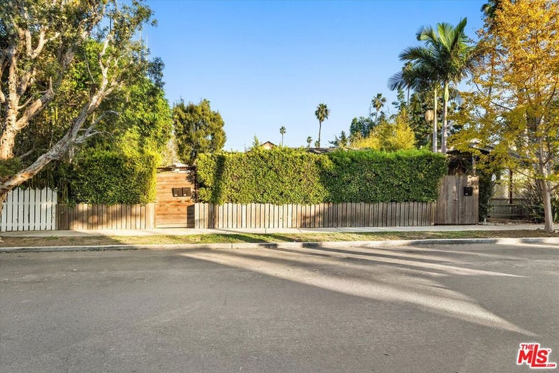 808 Venezia Avenue
