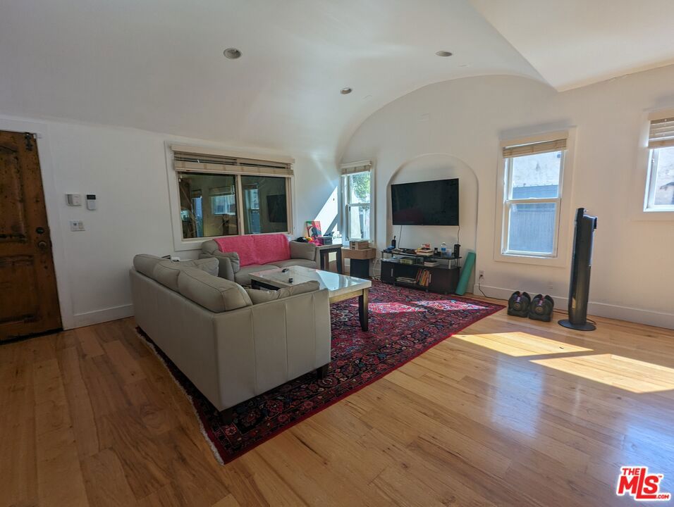 833 N Las Palmas Avenue