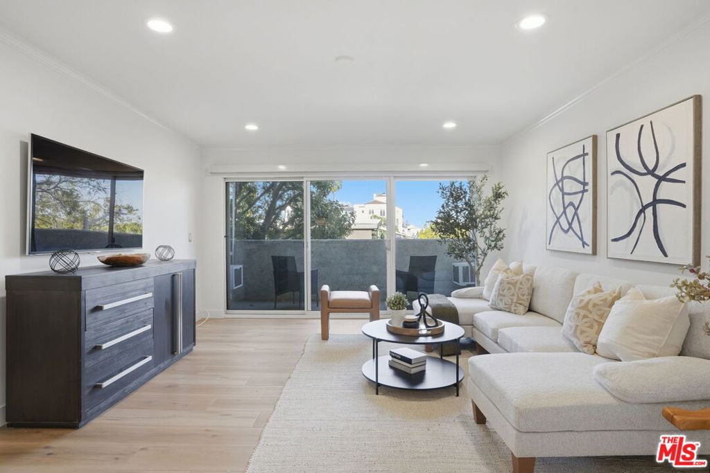 8400 De Longpre Avenue 209
