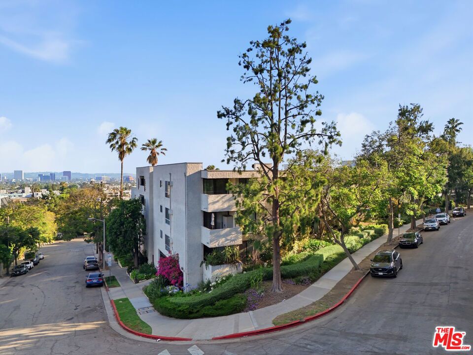 8400 De Longpre Avenue 209