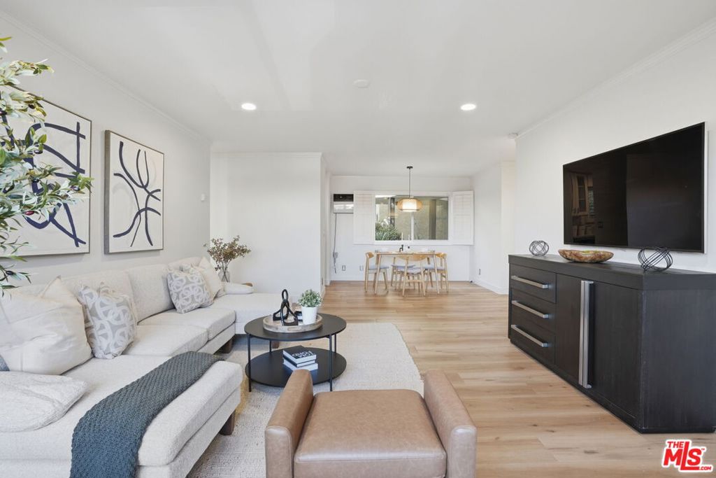 8400 De Longpre Avenue 209