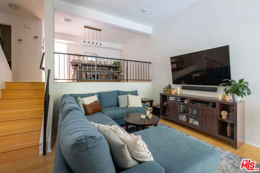 12831 Moorpark Street 14