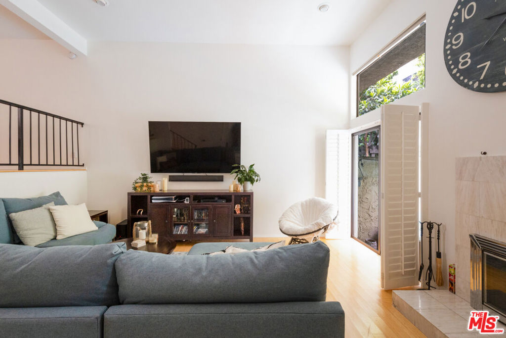 12831 Moorpark Street 14