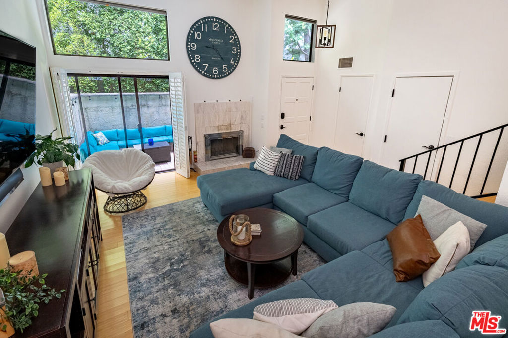 12831 Moorpark Street 14