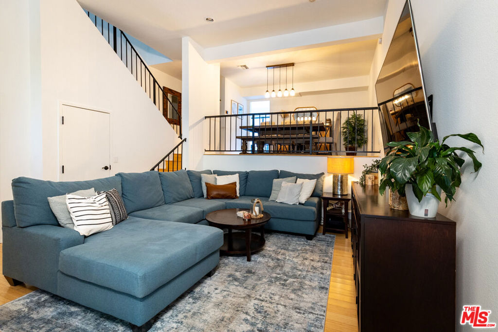 12831 Moorpark Street 14