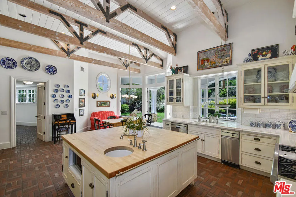 Encino, California 91436, United States, 5 Bedrooms Bedrooms, ,4 BathroomsBathrooms,Residential,Active,152458