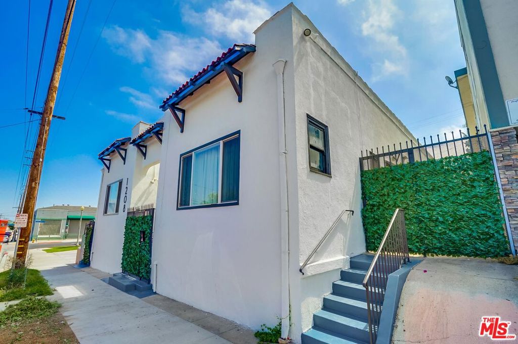 1208 Daisy Avenue