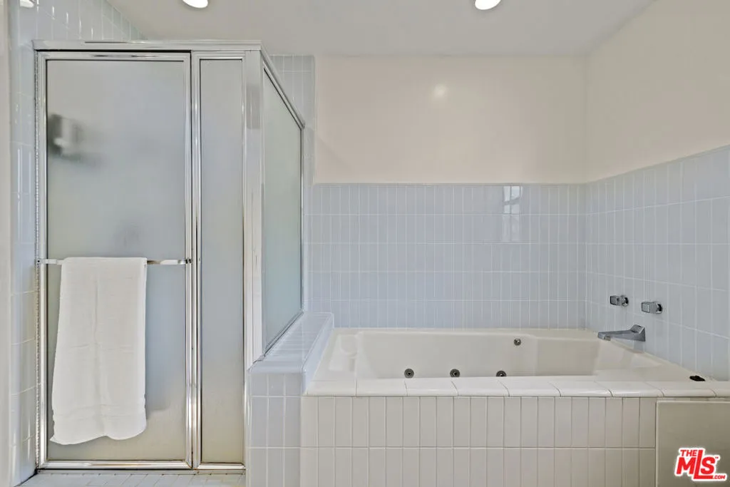 Los Angeles, California 90024, United States, 5 Bedrooms Bedrooms, ,6 BathroomsBathrooms,Residential,Active,210201