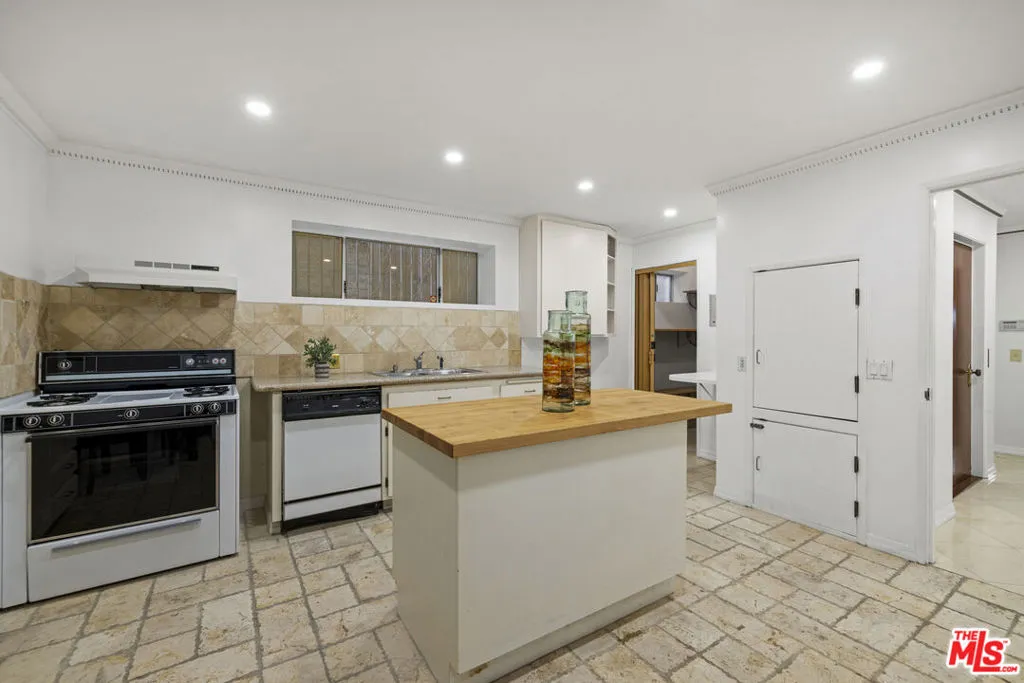 Los Angeles, California 90024, United States, 5 Bedrooms Bedrooms, ,6 BathroomsBathrooms,Residential,Active,210201