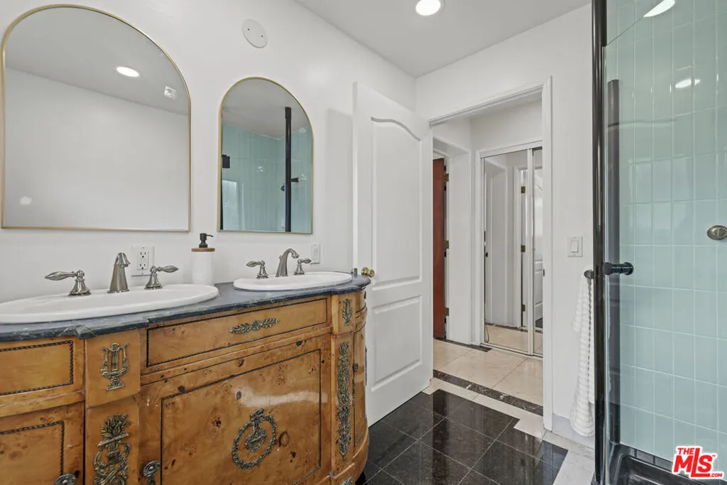 Los Angeles, California 90024, United States, 5 Bedrooms Bedrooms, ,6 BathroomsBathrooms,Residential,Active,210201