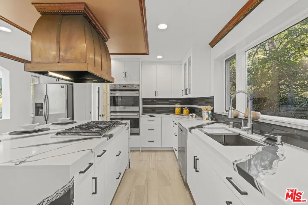 Los Angeles, California 90024, United States, 5 Bedrooms Bedrooms, ,6 BathroomsBathrooms,Residential,Active,210201