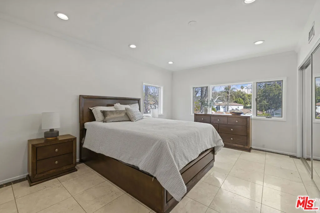Los Angeles, California 90024, United States, 5 Bedrooms Bedrooms, ,6 BathroomsBathrooms,Residential,Active,210201
