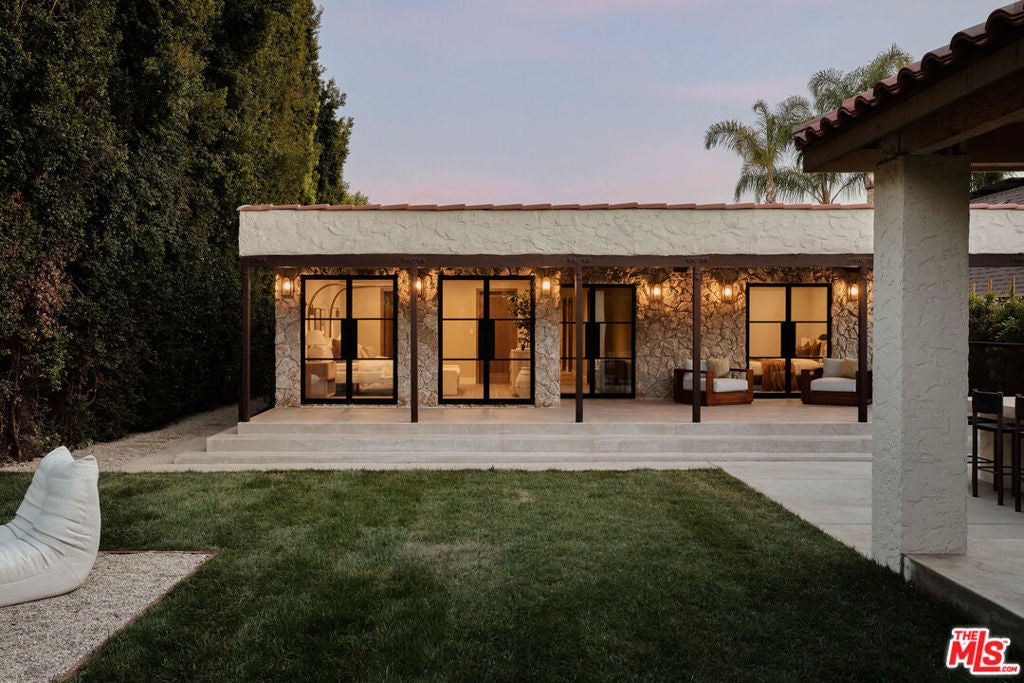 6255 Del Valle Drive