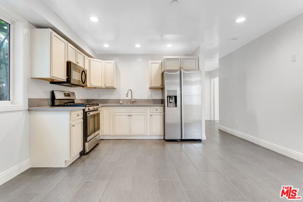 231 E 25th Street
