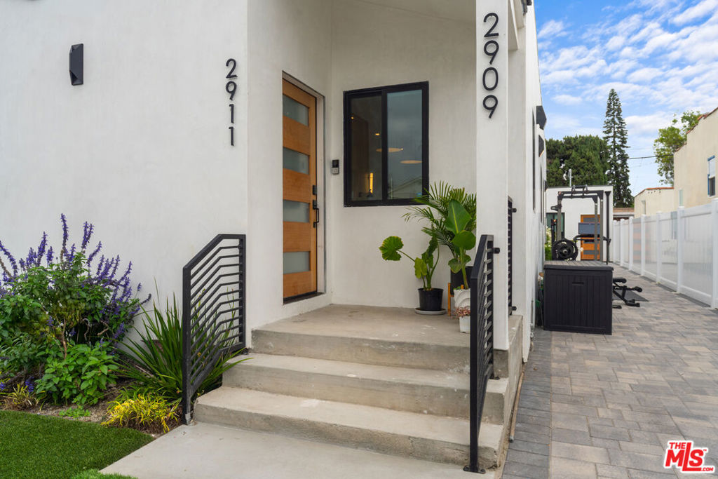 2911 S Rimpau Boulevard 2909