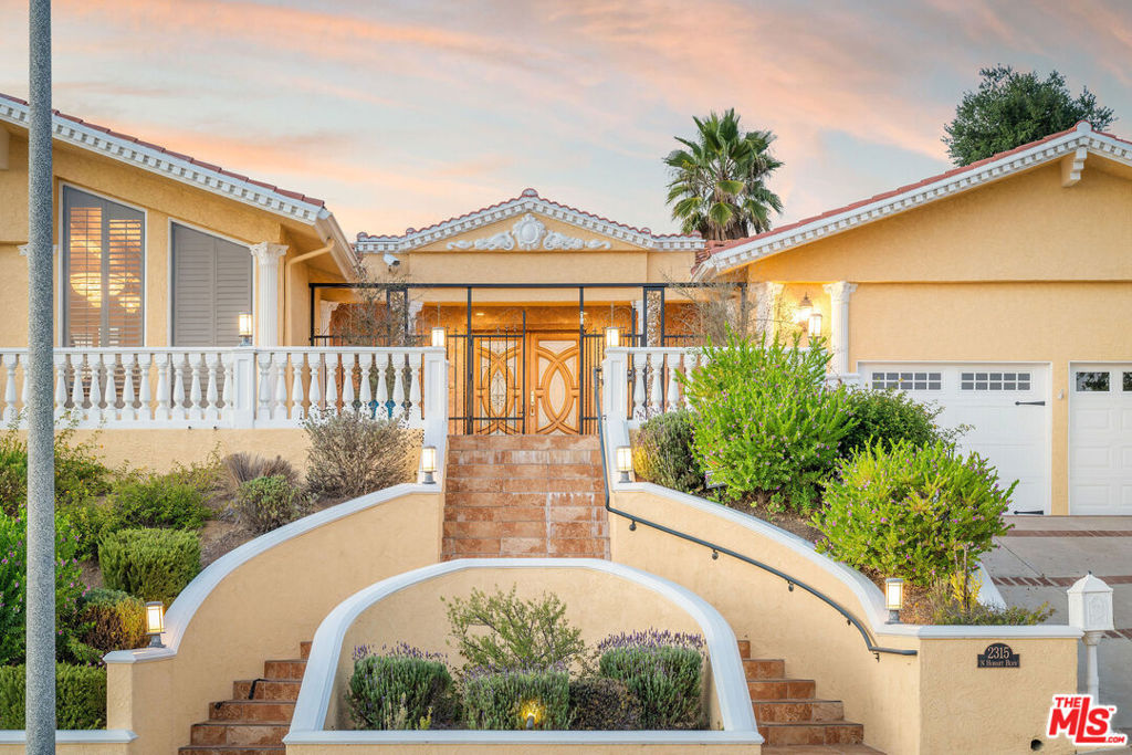 2315 N Hobart Boulevard