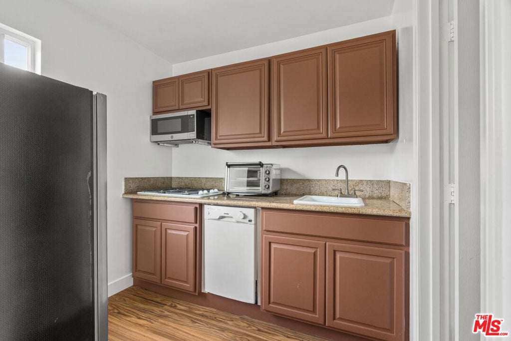616 Vernon Avenue 3