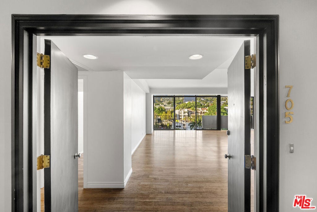 818 N Doheny Drive 705
