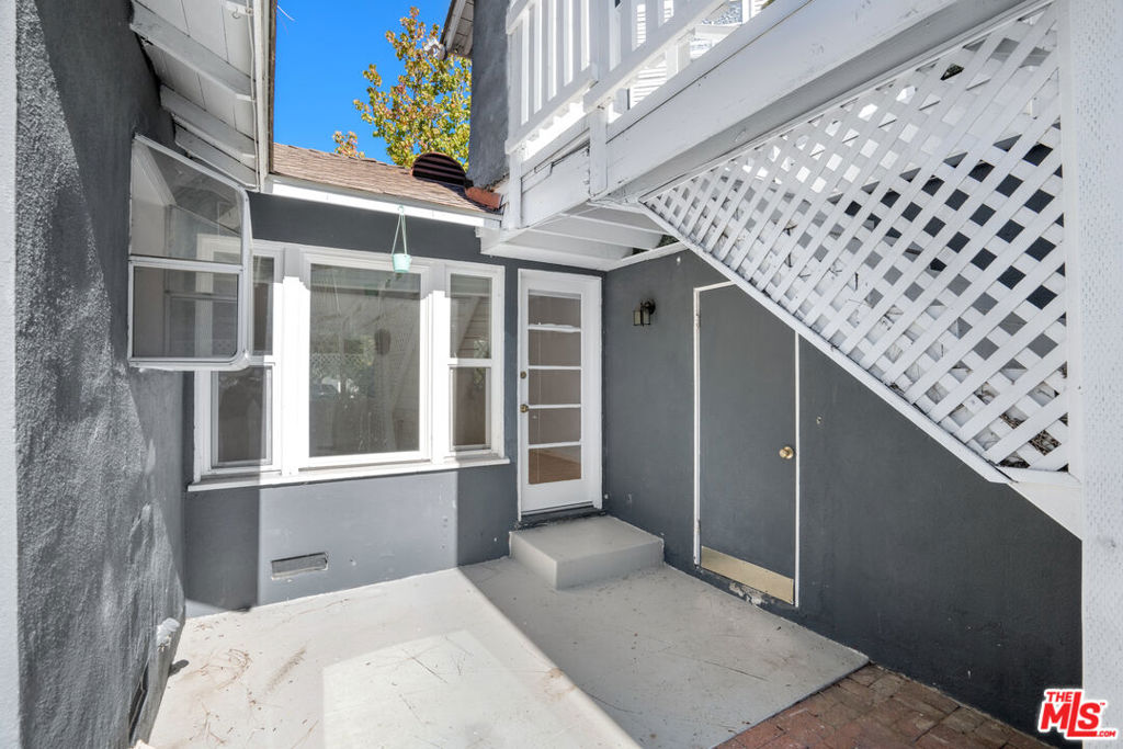 12334 Moorpark Street