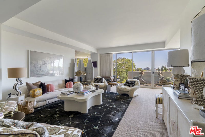 818 N Doheny Drive 302