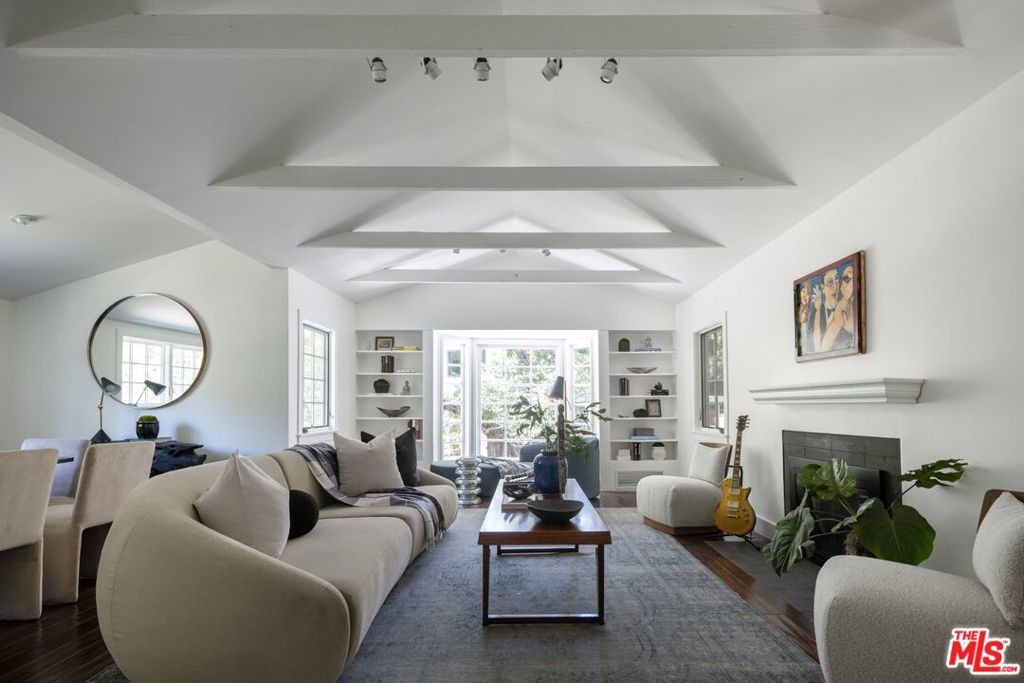 2425 Laurel Pass