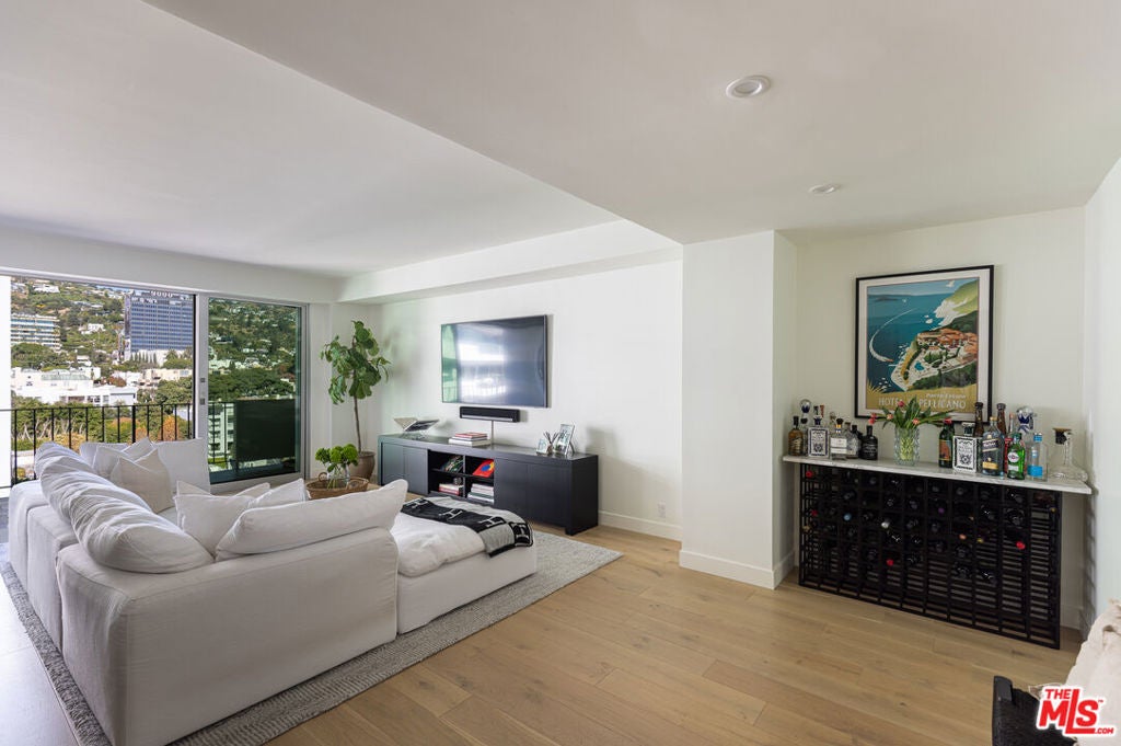 818 N Doheny Drive 1001