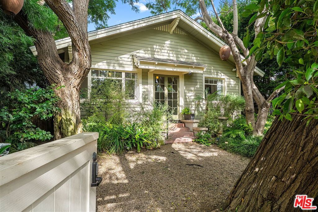 935 Palms Boulevard