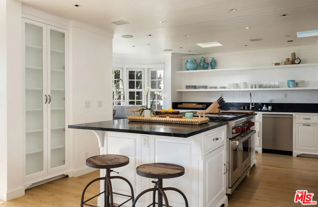 Carpinteria, California 93013, United States, 4 Bedrooms Bedrooms, ,5 BathroomsBathrooms,Residential,Active,230697