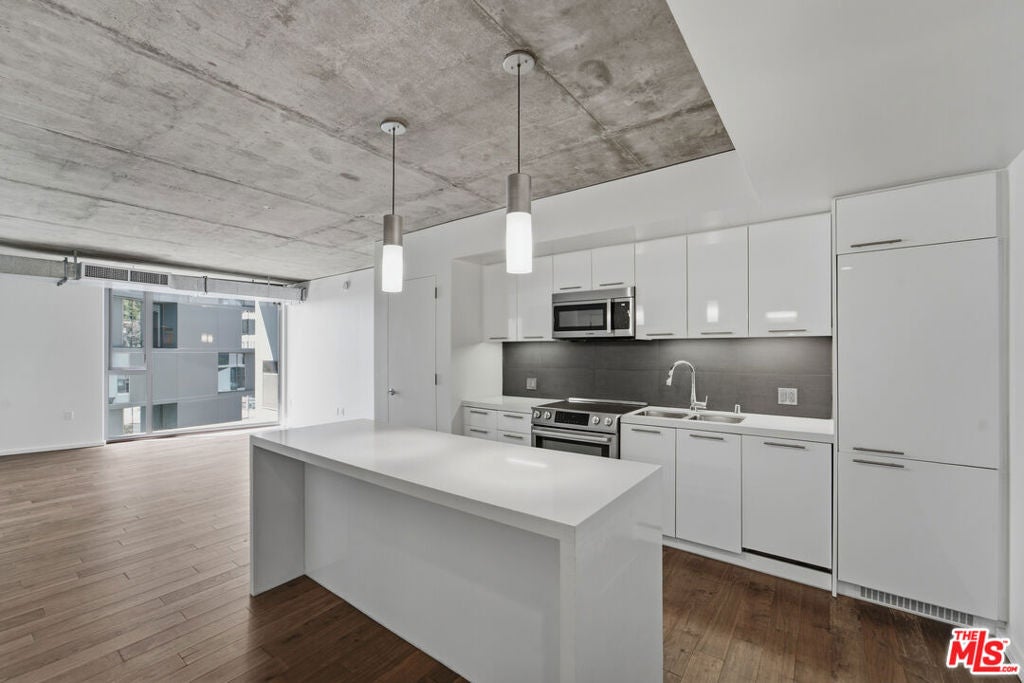 8500 W Sunset Boulevard 402