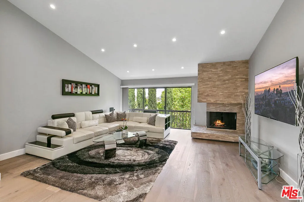 Los Angeles, California 90024, United States, 2 Bedrooms Bedrooms, ,2 BathroomsBathrooms,Residential,Active,155513