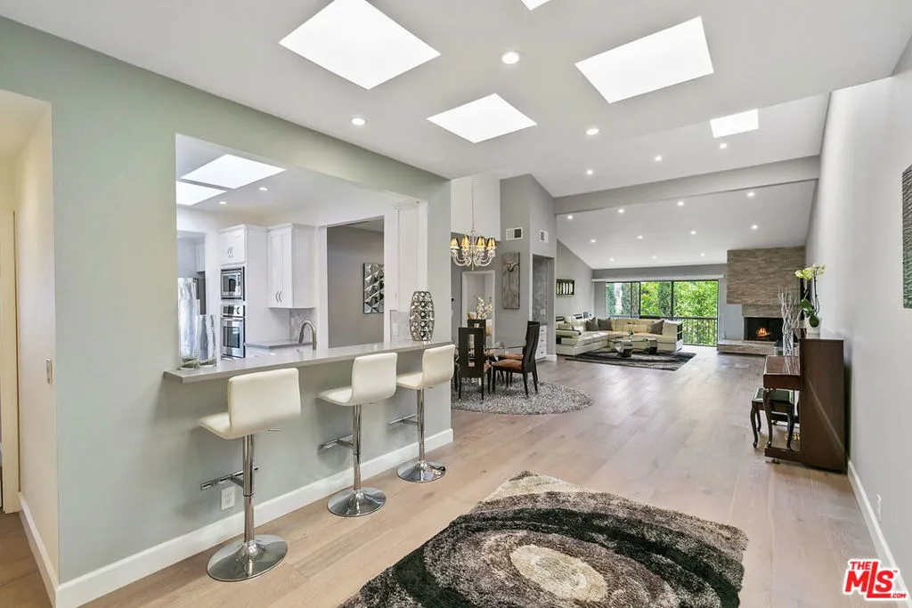 Los Angeles, California 90024, United States, 2 Bedrooms Bedrooms, ,2 BathroomsBathrooms,Residential,Active,155513