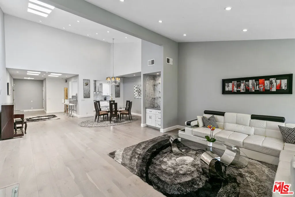 Los Angeles, California 90024, United States, 2 Bedrooms Bedrooms, ,2 BathroomsBathrooms,Residential,Active,155513