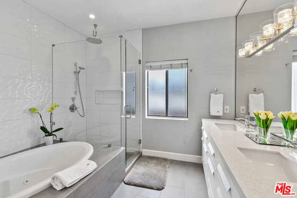 Los Angeles, California 90024, United States, 2 Bedrooms Bedrooms, ,2 BathroomsBathrooms,Residential,Active,155513