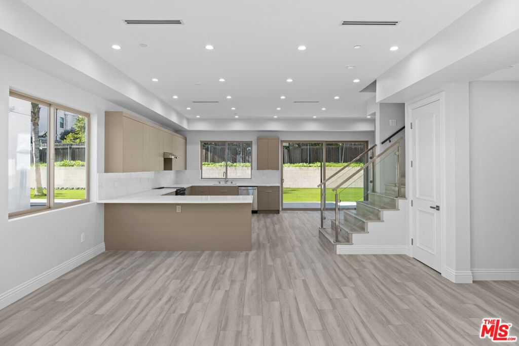 6723 Sunnyslope Avenue