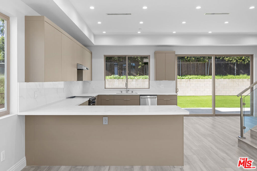 6723 Sunnyslope Avenue