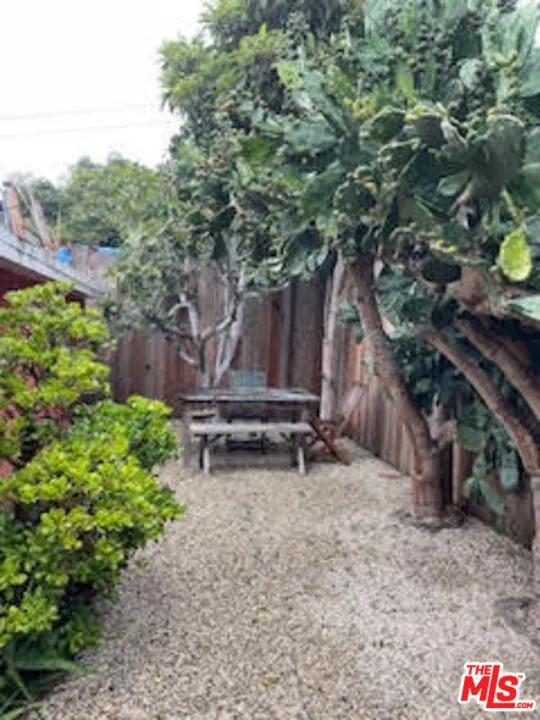 Los Angeles, California 90066, United States, 1 Bedroom Bedrooms, ,1 BathroomBathrooms,Residential,Active,194543