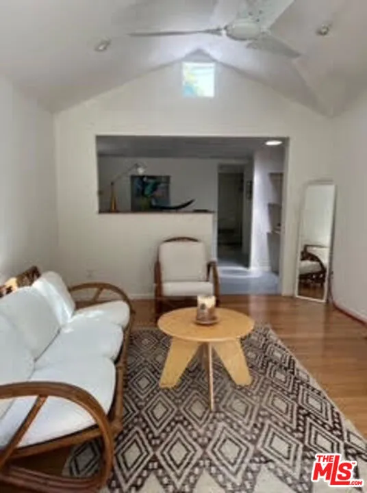 Los Angeles, California 90066, United States, 1 Bedroom Bedrooms, ,1 BathroomBathrooms,Residential,Active,194543