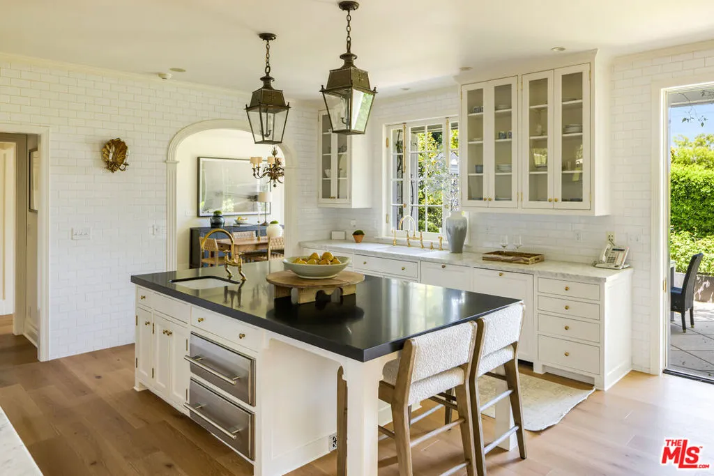 Los Angeles, California 90049, United States, 7 Bedrooms Bedrooms, ,7 BathroomsBathrooms,Residential,Active,176660