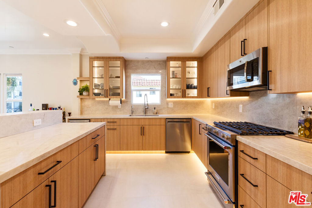 1862 S Bentley Avenue 102