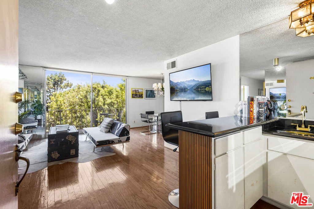 100 S Doheny Drive 506
