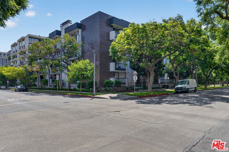 324 N Palm Drive 404