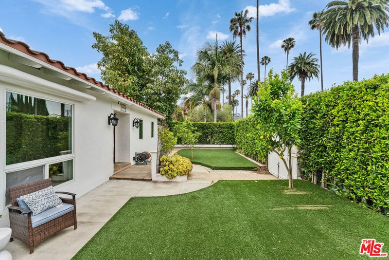 256 N Doheny Drive