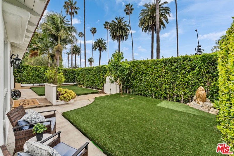 256 N Doheny Drive