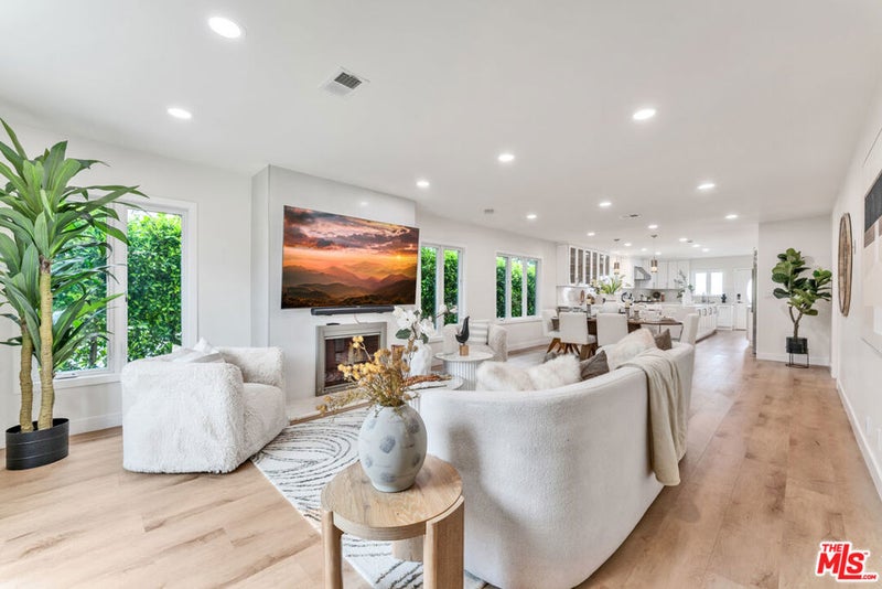 256 N Doheny Drive