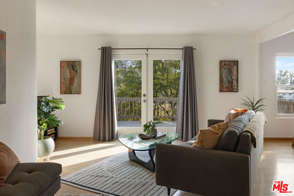 2615 Silver Ridge Avenue