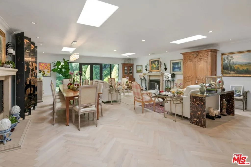 Los Angeles, California 90049, United States, 4 Bedrooms Bedrooms, ,3 BathroomsBathrooms,Residential,Active,241691