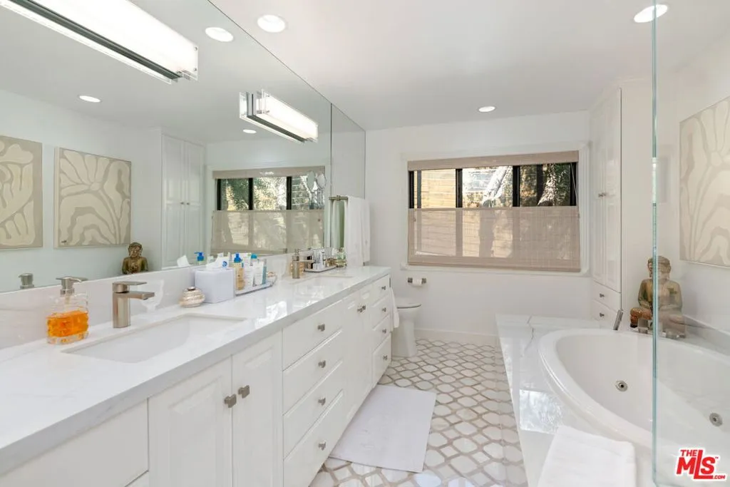 Los Angeles, California 90049, United States, 4 Bedrooms Bedrooms, ,3 BathroomsBathrooms,Residential,Active,241691