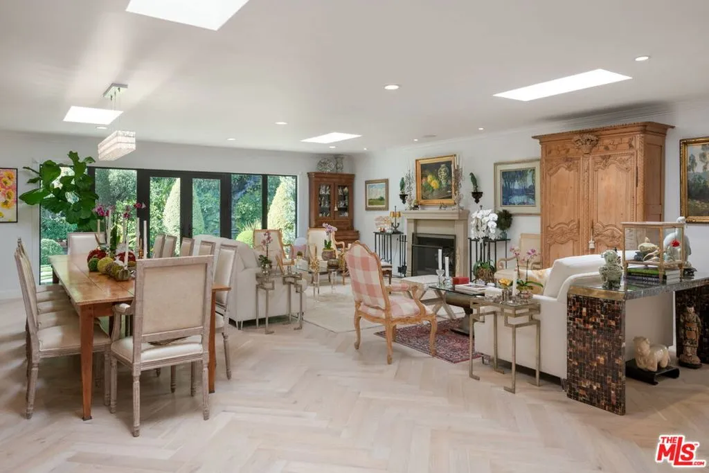 Los Angeles, California 90049, United States, 4 Bedrooms Bedrooms, ,3 BathroomsBathrooms,Residential,Active,241691